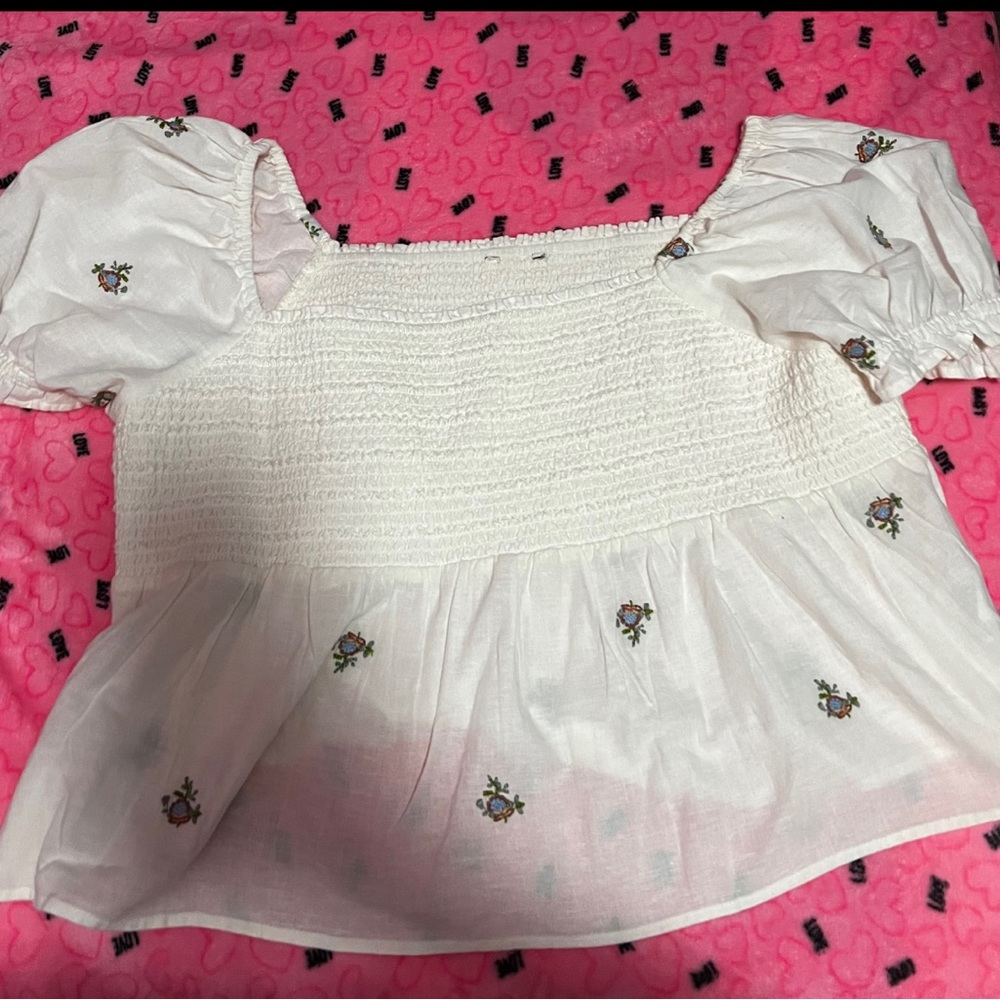 White Top w/ Florals (Negotiable
Prices & More Pictures Available 💘)